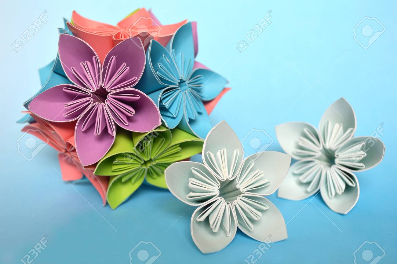 青の背景に折り紙 Kusudama 花 の写真素材 画像素材 Image 青の背景に折り紙 Kusudama 花 の写真素材 画像素材 Image