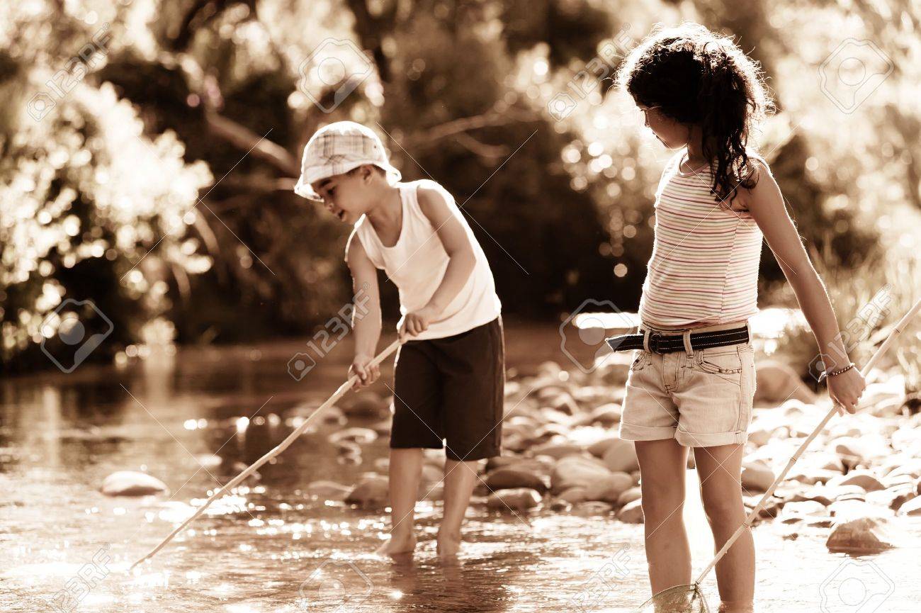 子供たちは川に釣りに ノスタルジックな高齢者のセピア色のトーン の写真素材 画像素材 Image