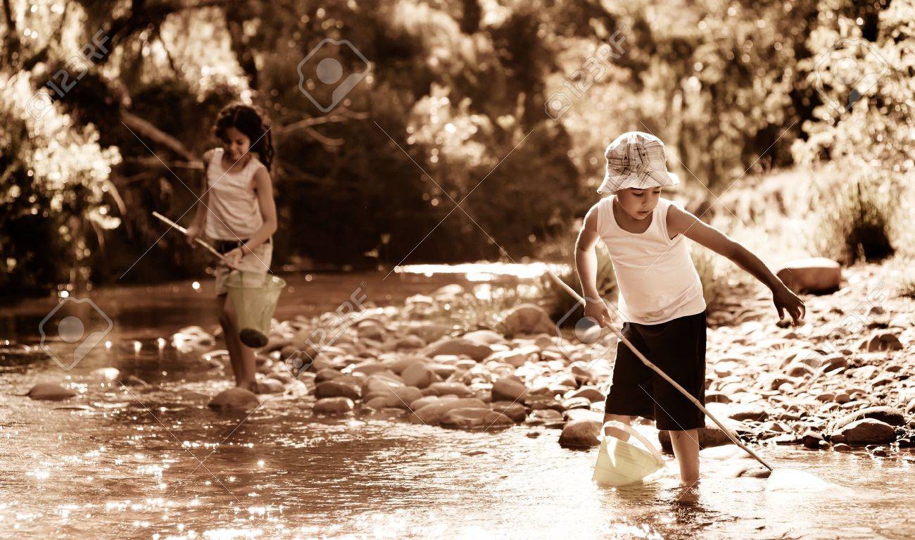 子供たちは川に釣りに ノスタルジックな高齢者のセピア色のトーン の写真素材 画像素材 Image