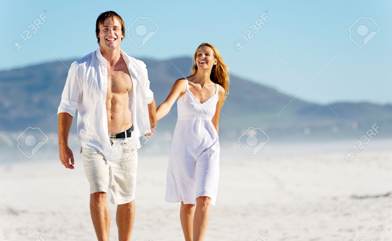 ロマンチックなハネムーンのカップル 熱帯の夏の休日の休暇中にビーチを散歩しました のんきなストレス フリーなライフ スタイルのコンセプトです の写真素材 画像素材 Image
