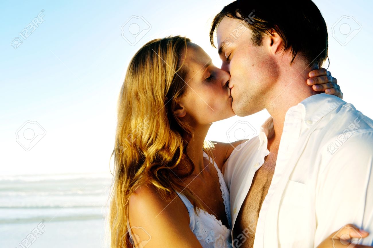 Brautpaar Kussen Auf Hochzeitsreise Badeurlaub Im Sommer Und Einem Intimen Moment Lizenzfreie Fotos Bilder Und Stock Fotografie Image 12755066