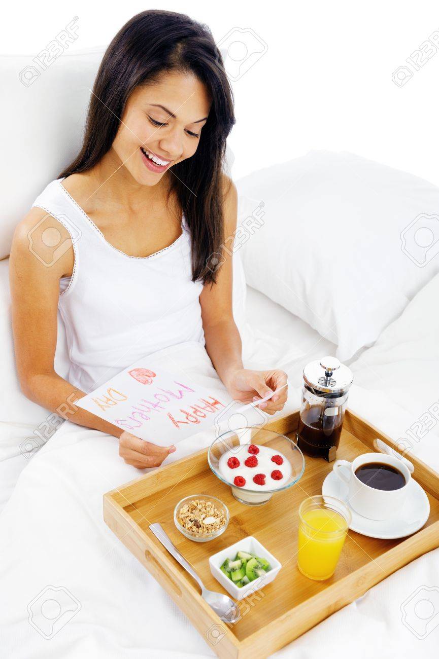 завтрак в постель маме на день рождения. завтрак в постель маме. завтрак в постель маме. романтический завтрак для любимого. завтрак в постель на день матери.