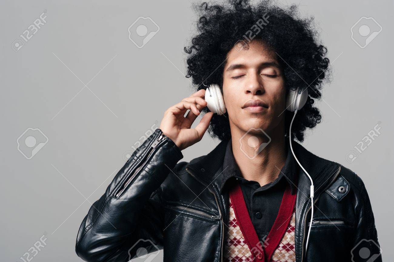 灰色の背景上に隔離されたアフロの髪型とヘッドフォンで音楽を聞いて Dj 男の肖像 の写真素材 画像素材 Image