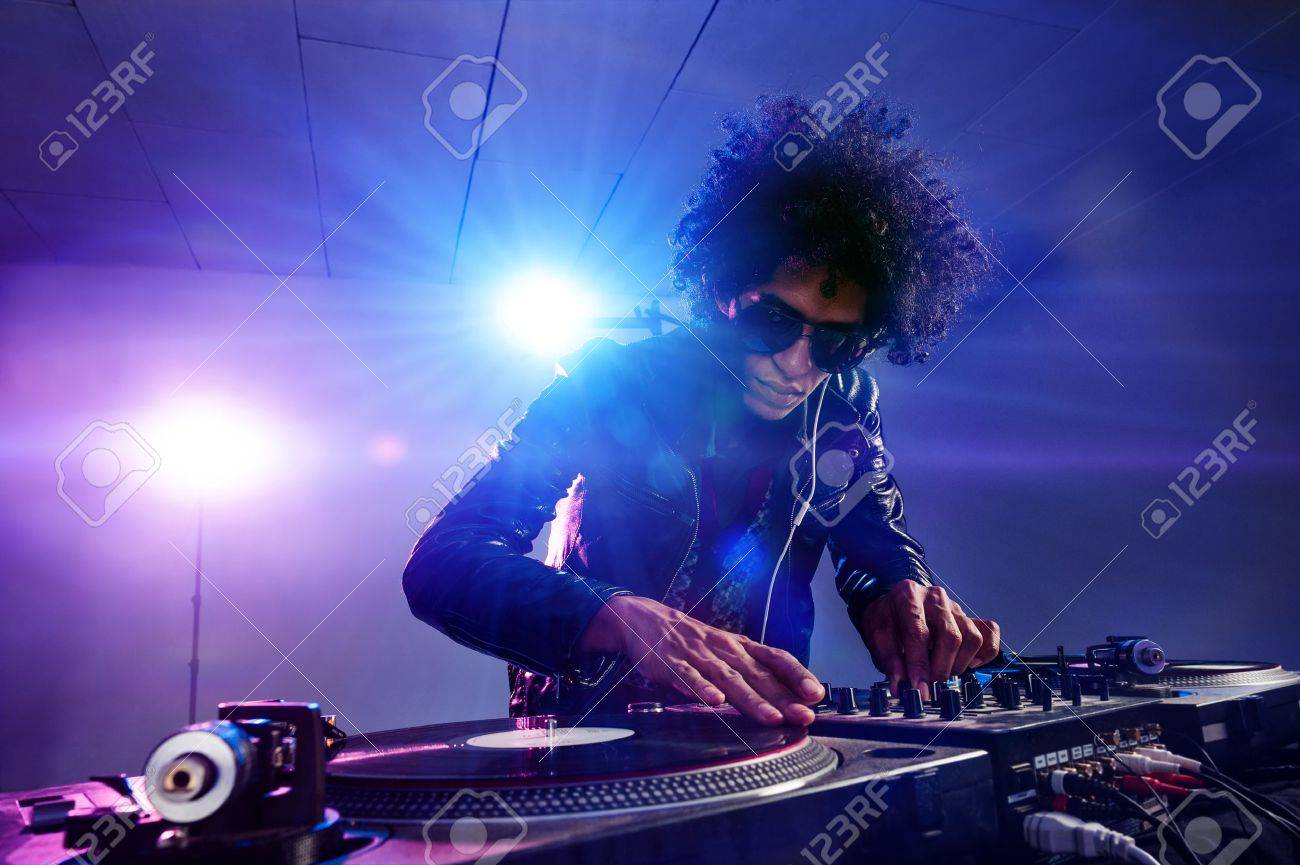 フレア クラブ パーティー シーンのナイトクラブ Dj がビニール レコード ヘッドフォン光デッキで音楽を再生 の写真素材 画像素材 Image フレア クラブ パーティー シーンのナイトクラブ Dj がビニール レコード ヘッドフォン光デッキで音楽を再生 の写真素材 画像素材 Image