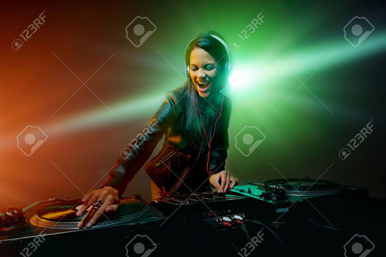 Nette Dj Frau Die Spass Spielen Musik Auf Vinyl Plattenspieler Im Club Party Nachtleben Lebensstil Lizenzfreie Fotos Bilder Und Stock Fotografie Image
