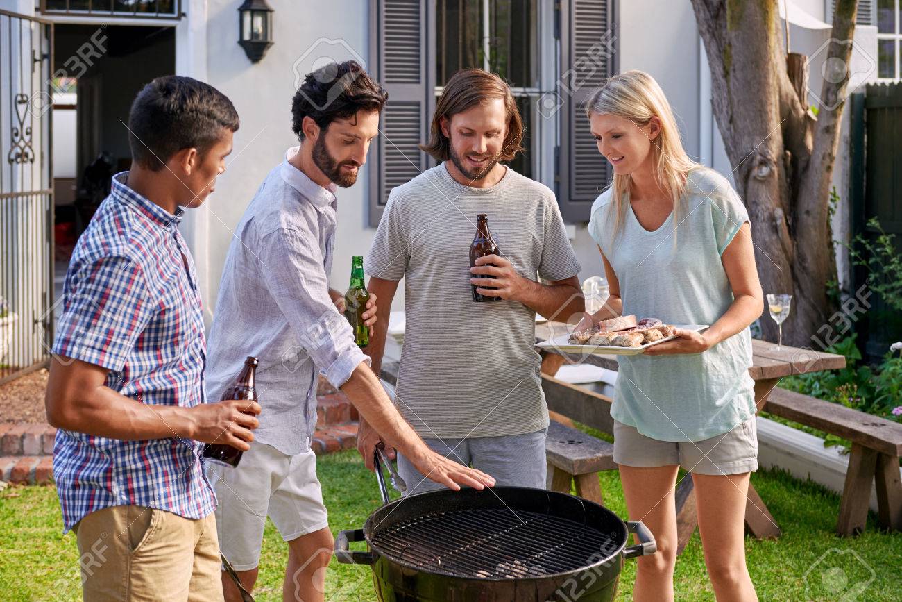 Gruppe Von Freunden Im Freien Garten Grill Mit Alkoholfreies Bier Getranke Lizenzfreie Fotos Bilder Und Stock Fotografie Image 48917367