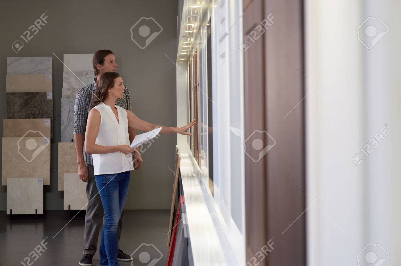 Pár megható különbözŠfelületek modern konyha üzletben ...