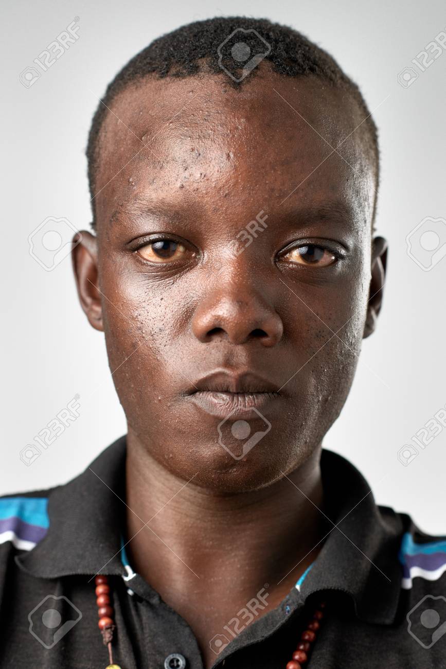 portrait des realen schwarzen afrikanischen mann ohne ausdruck id id portrait
