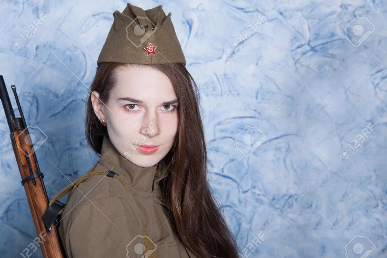 ライフルとロシア軍の制服で 若い女性 第二次世界大戦の女性兵士 の写真素材 画像素材 Image 5546