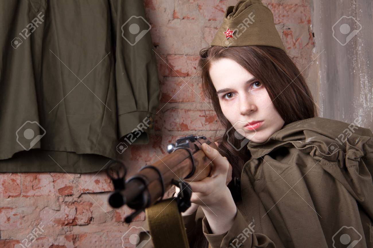 ロシアの軍服の若い女性は ライフルを撃ちます 第二次世界大戦の女性兵士 の写真素材 画像素材 Image