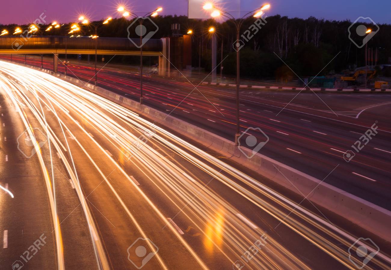 光の道と夜のライトアップされた高速道路 の写真素材・画像素材. Image