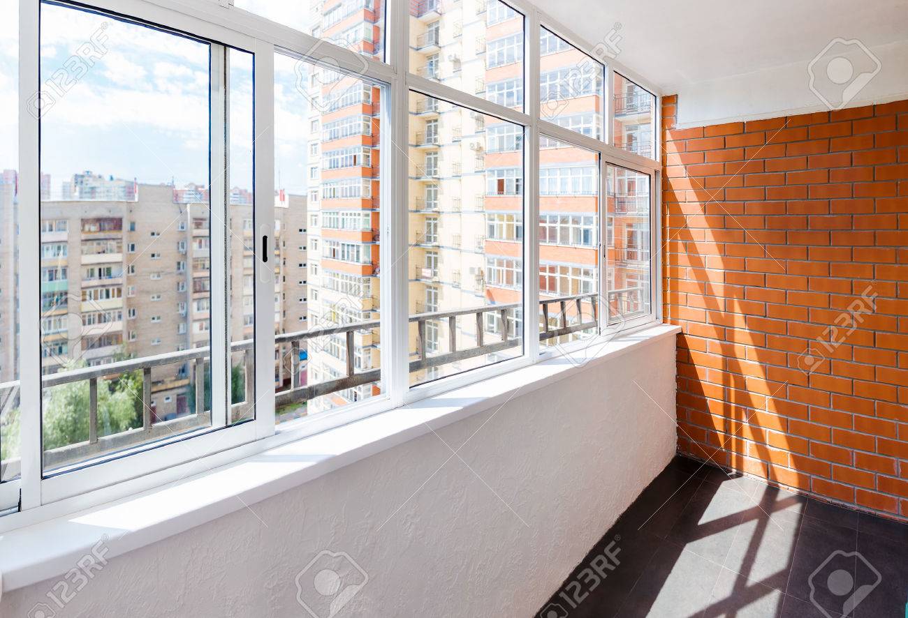 レンガの壁にガラス張りのバルコニー の写真素材 画像素材 Image