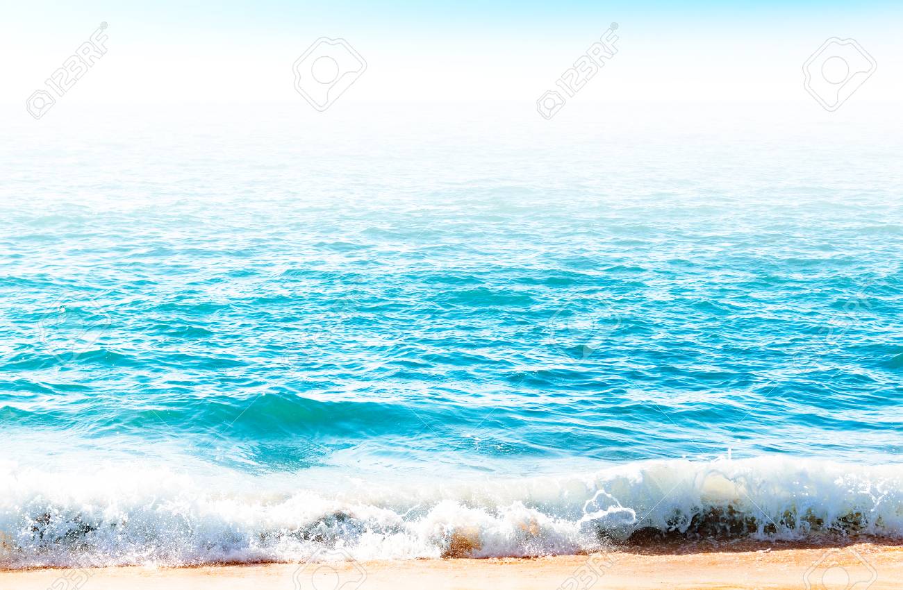 泡 Blured 水平線と白砂のビーチに来ると海の波の写真素材・画像
