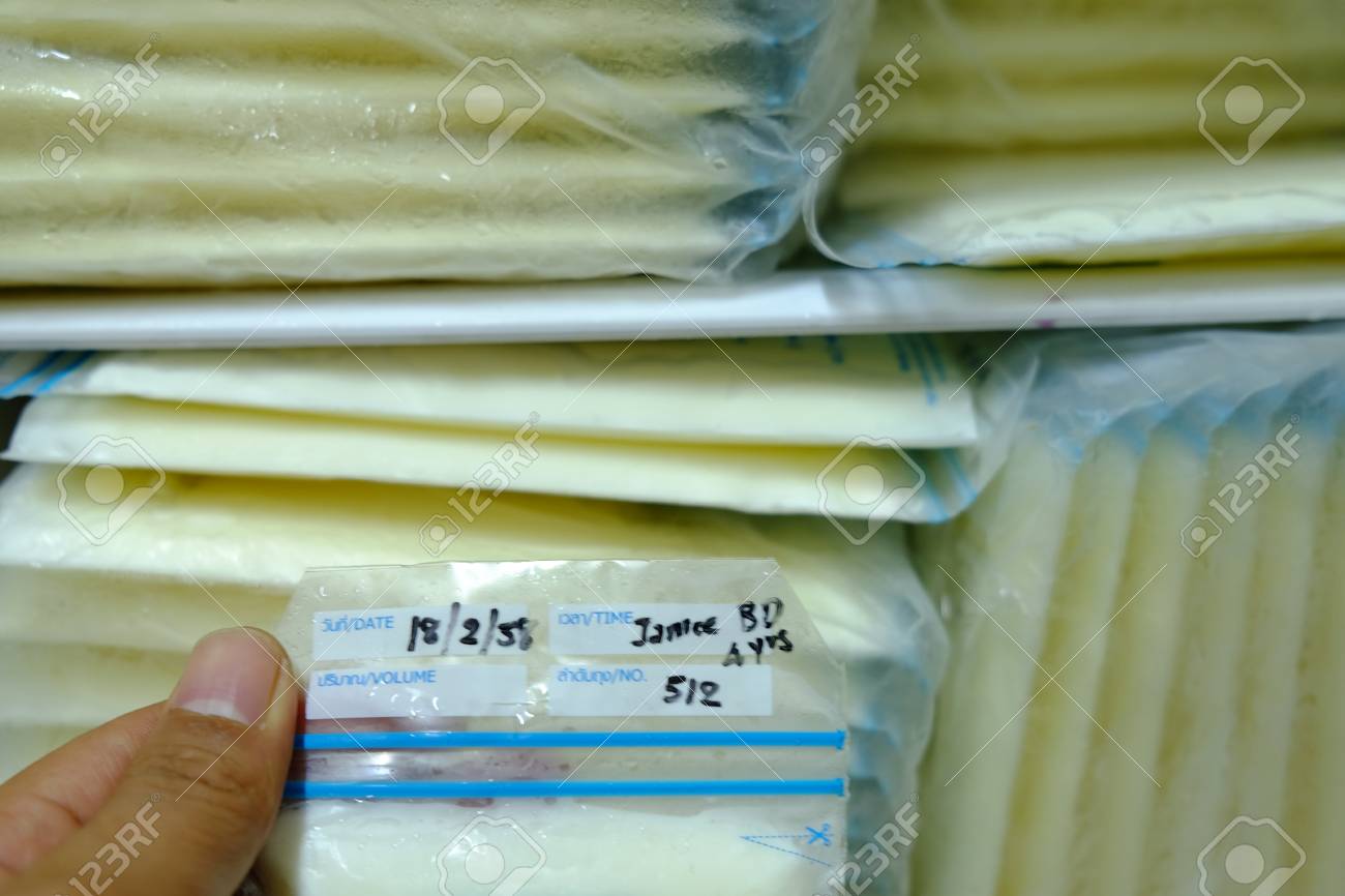 Kühlschrank Aufbewahrungsbox : Gefrorene muttermilch in aufbewahrungsbox für baby im kühlschrank Kühlschrank Aufbewahrungsbox : Gefrorene muttermilch in aufbewahrungsbox für baby im kühlschrank