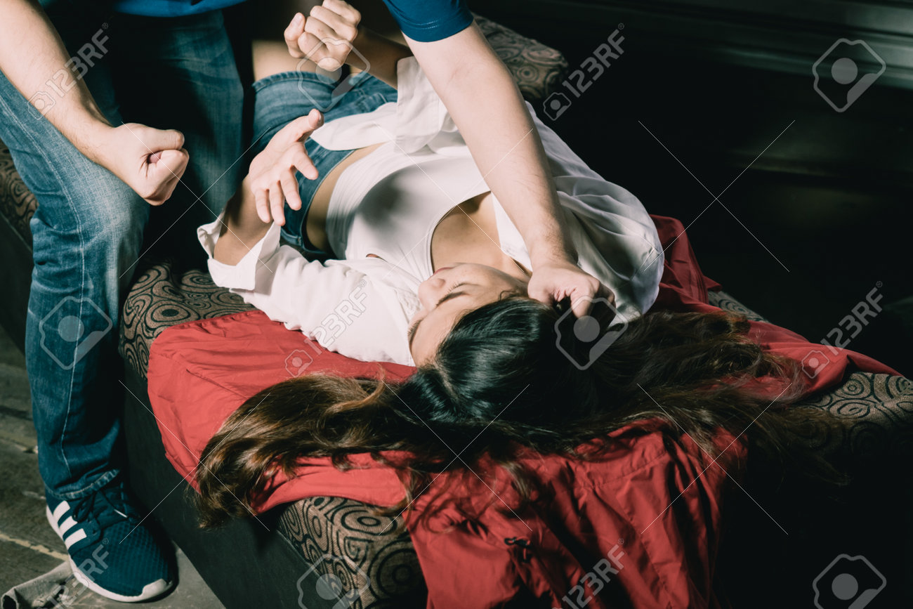 レイプされた後 レイプされているアジアの女性レイプされた男性が立ったままレイプされた女性をレイプされた後女性の雰囲気暗い、危険、破壊行為、身体的虐待、女性、暴力、性犯罪の犠牲者の写真素材・画像素材  Image 162076260