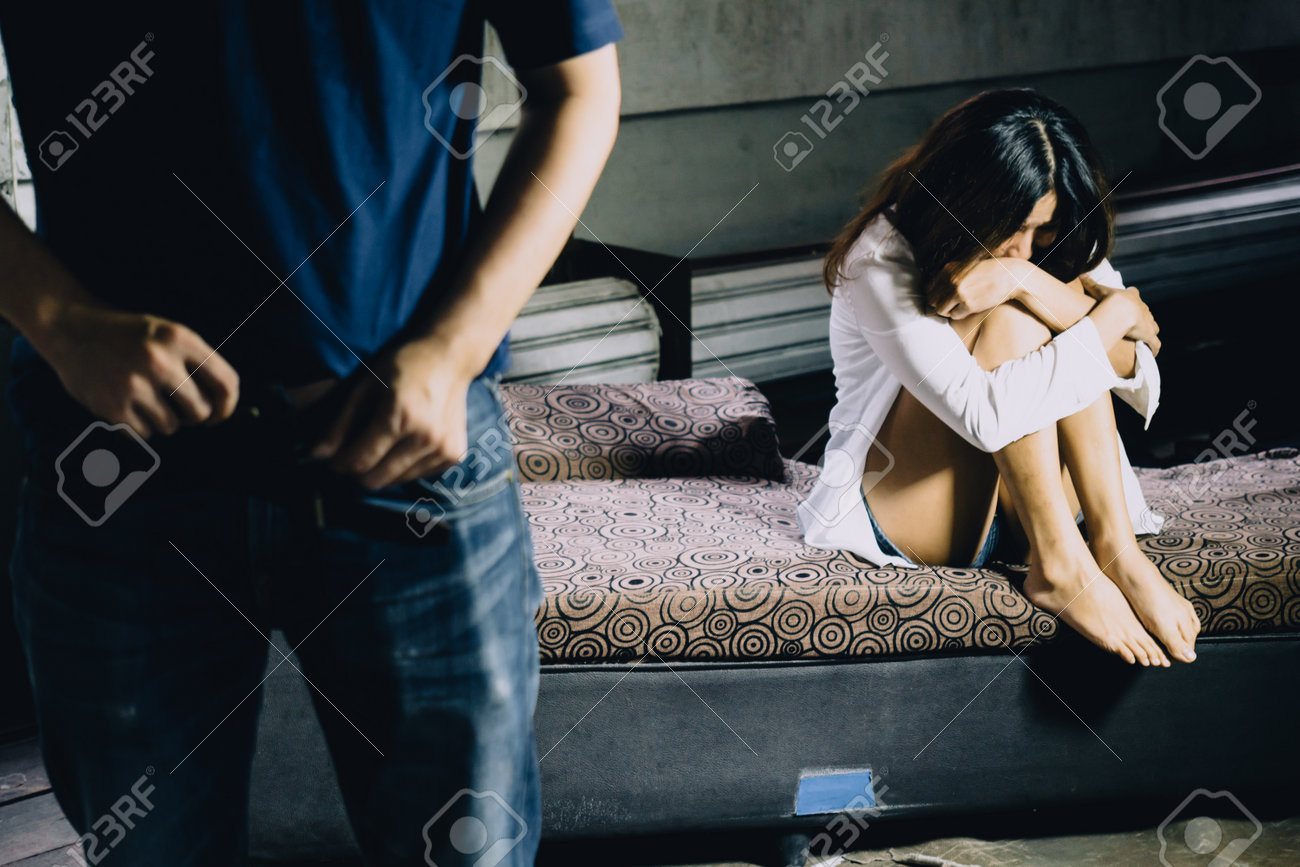 レイプされている画像 レイプされているアジアの女性レイプされた男性が立ったままレイプされた女性をレイプされた後女性の雰囲気暗い、危険、破壊行為、身体的虐待、女性、暴力、性犯罪の犠牲者の写真素材・画像素材  Image 162076288