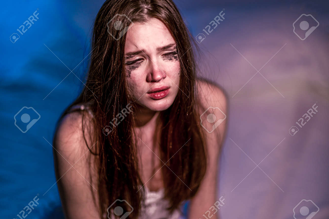 女　苦しむ　表情 