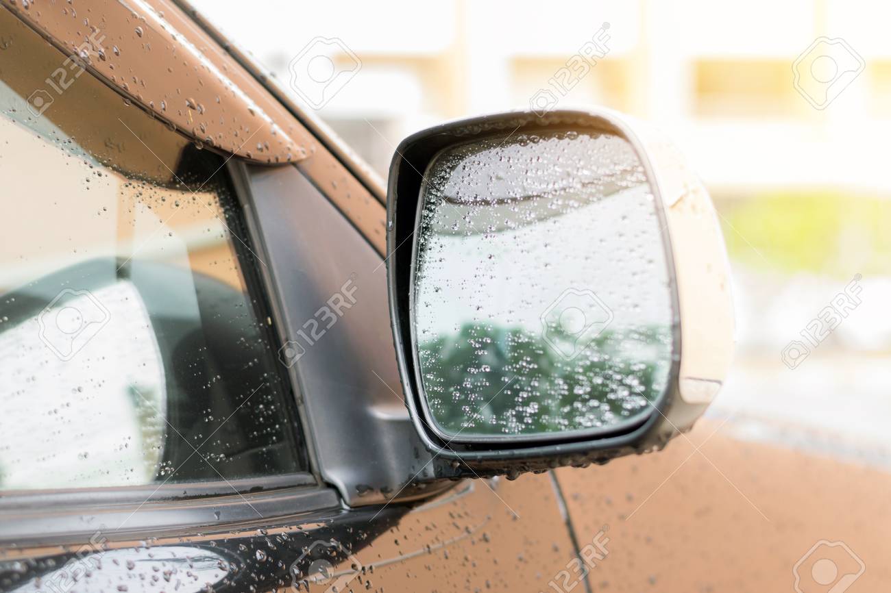 雨の後の車のサイドミラーに雨を停止します の写真素材 画像素材 Image 5384