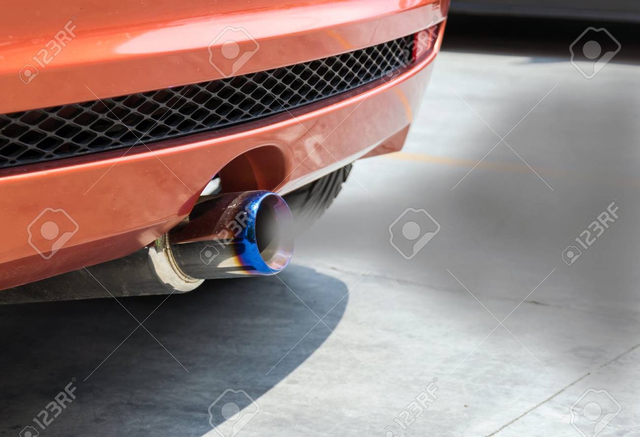 エンジンの起動時に車の排気からの煙 の写真素材 画像素材 Image