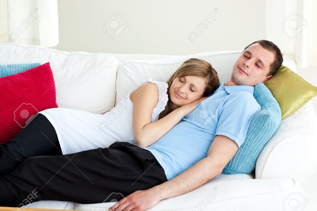 Pareja Amorosa Dormir Acostado En Un Sofá Fotos, Retratos, Imágenes Y Fotografía De Archivo Libres De Derecho. Image 10175754. Pareja Amorosa Dormir Acostado En Un Sofá Fotos, Retratos, Imágenes Y Fotografía De Archivo Libres De Derecho. Image 10175754.