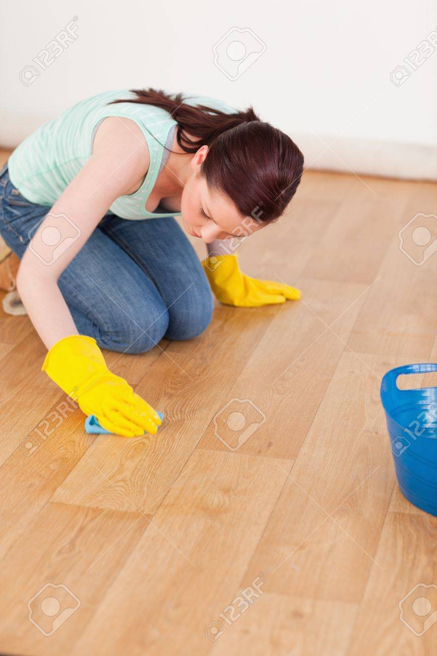 床を掃除して自宅でひざまずいている間かなり赤髪の女 の写真素材 画像素材 Image