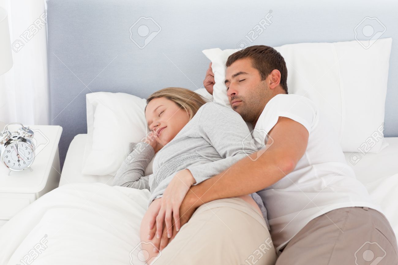 昼寝をしている将来の親のかわいいカップル の写真素材 画像素材 Image