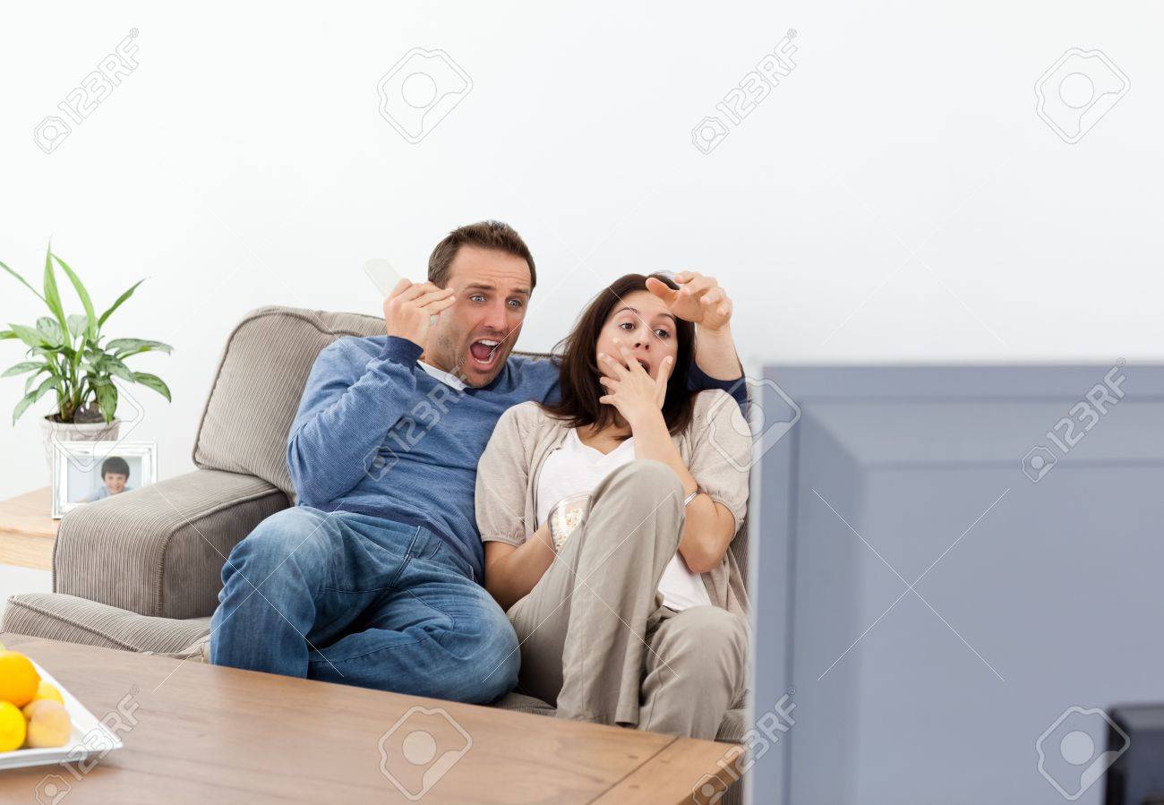 テレビでホラー映画を見て怖がっているカップル の写真素材 画像素材 Image テレビでホラー映画を見て怖がっているカップル の写真素材 画像素材 Image