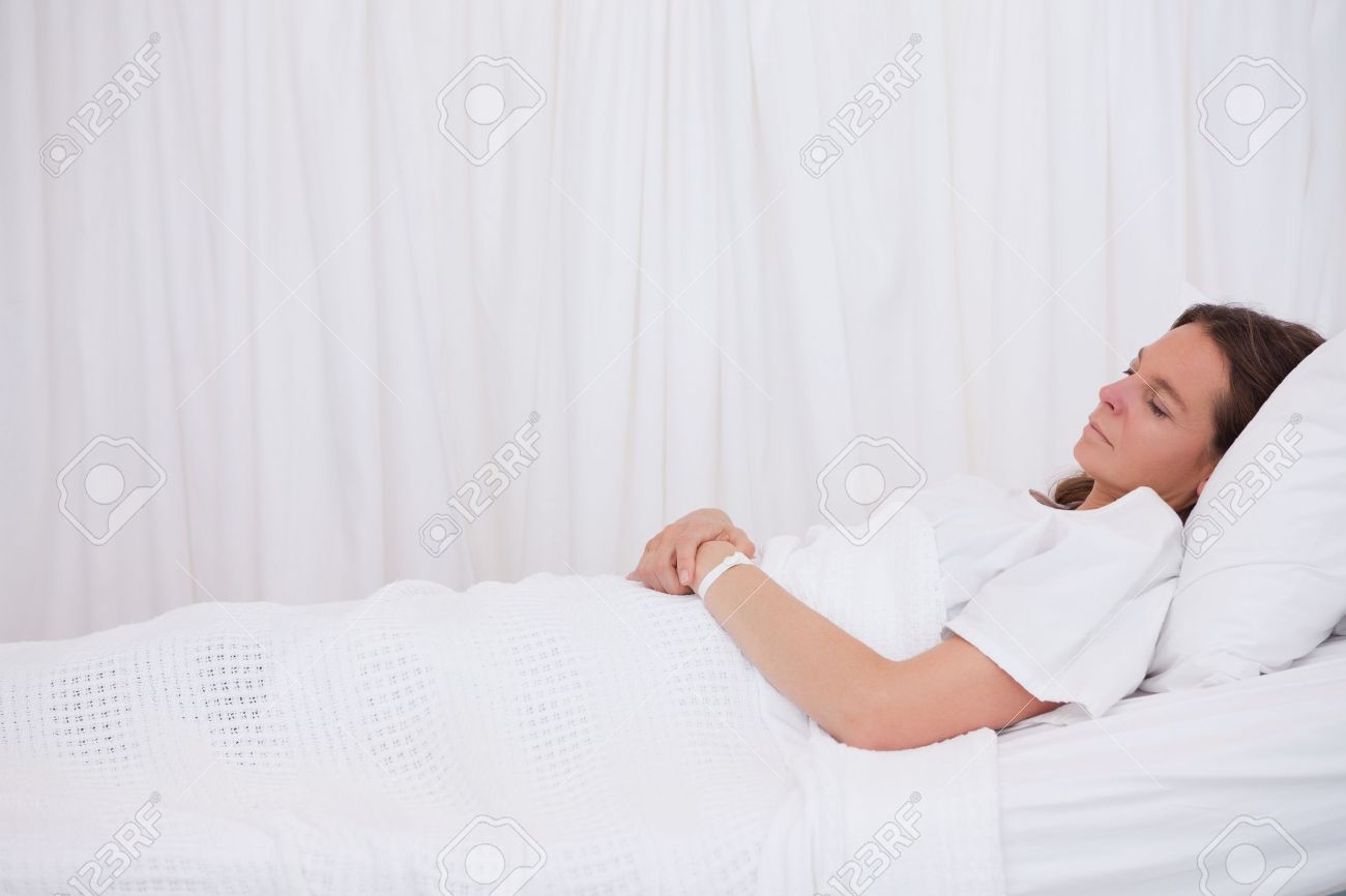 11686472-vue-lat%C3%A9rale-de-dormir-patient-alit%C3%A9.jpg