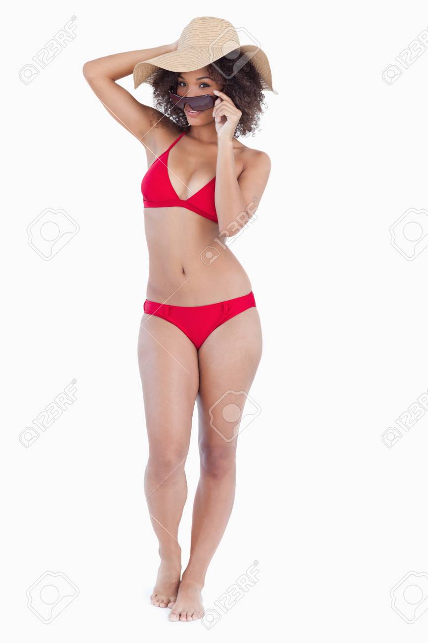 白い背景に対して水着で魅力的な若い女性直立 の写真素材 画像素材 Image 白い背景に対して水着で魅力的な若い女性直立 の写真素材 画像素材 Image