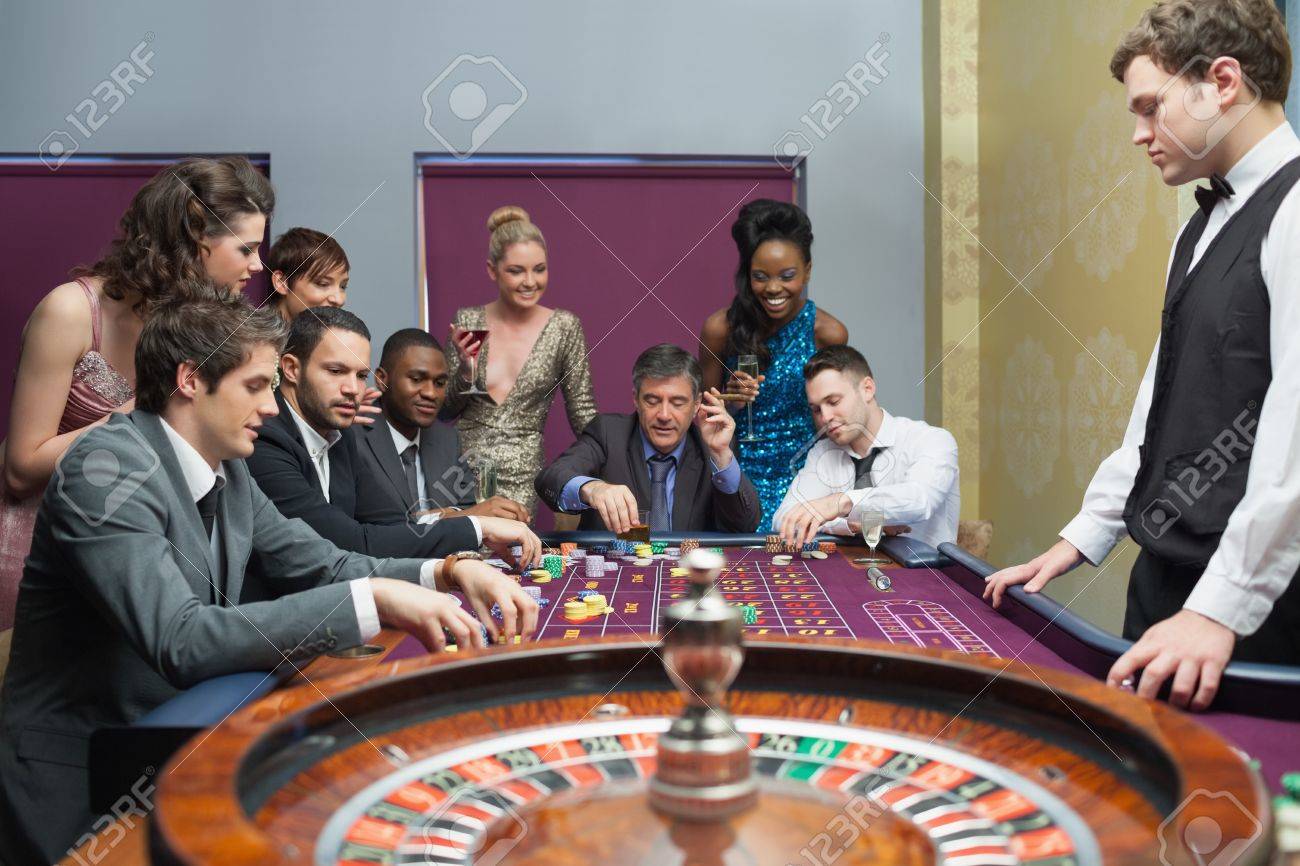 人々 のカジノでルーレットのテーブル上のベットを配置します。の写真素材・画像素材 Image 16077079