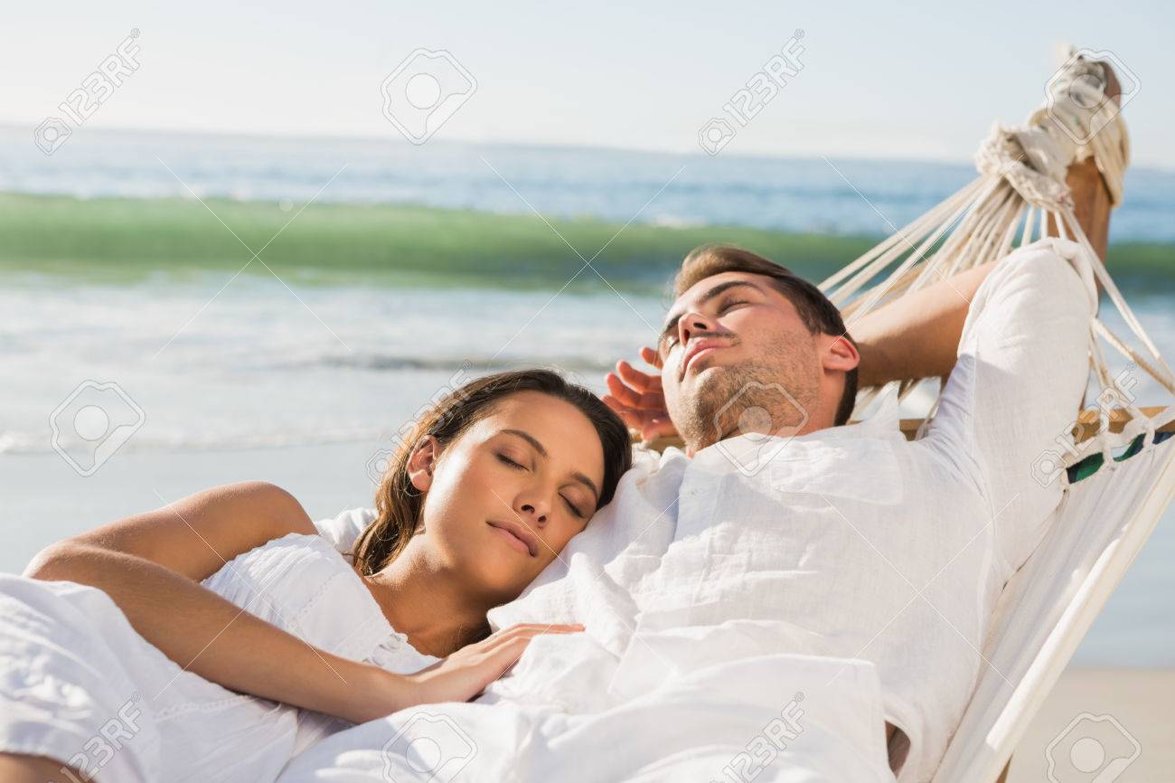 平和的なカップルはビーチでハンモックで昼寝 の写真素材 画像素材 Image