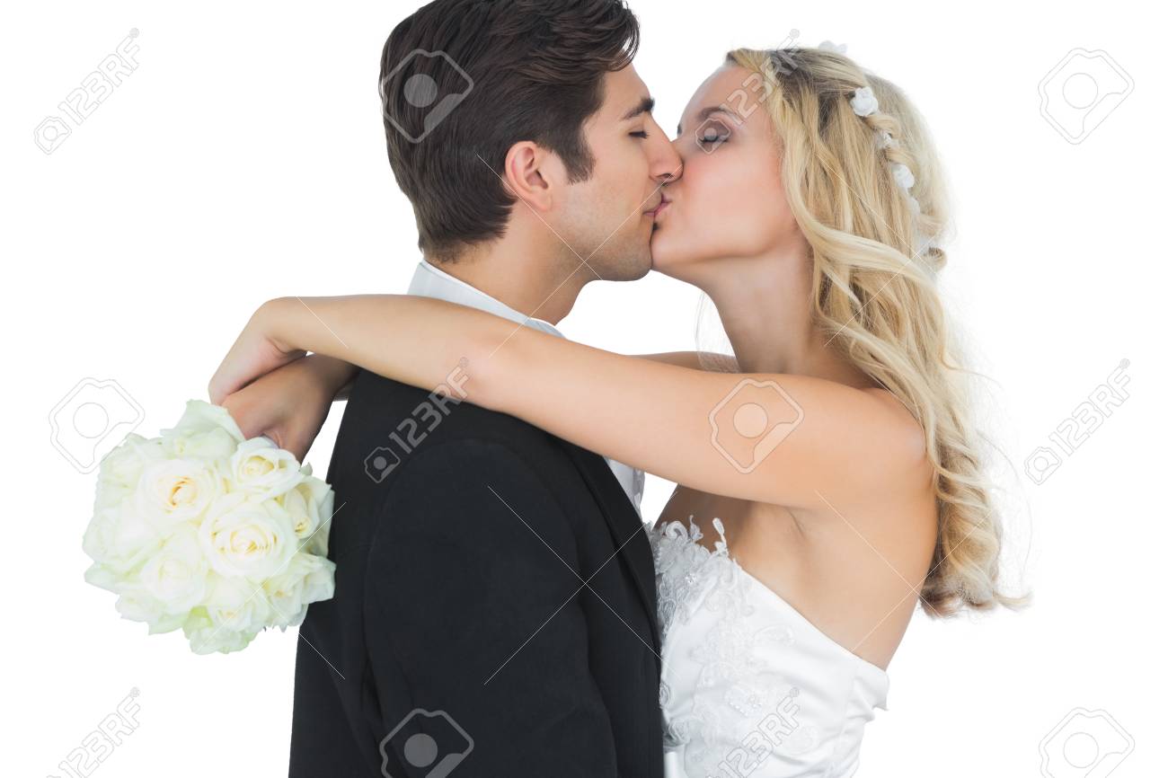 素敵な花嫁ブーケを白を保持している彼女の夫にキスを抱きしめると の写真素材 画像素材 Image 素敵な花嫁ブーケを白を保持している彼女の夫にキスを抱きしめると の写真素材 画像素材 Image
