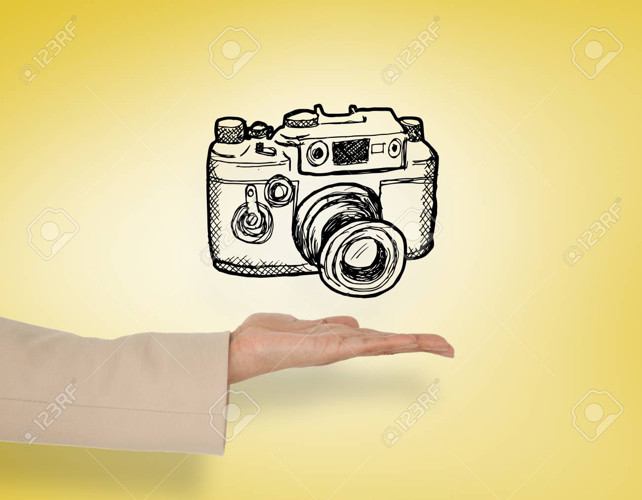 女性オマケ手黄色ビネットに対してカメラのいたずら書きを提示 の写真素材 画像素材 Image 女性オマケ手黄色ビネットに対してカメラのいたずら書きを提示 の写真素材 画像素材 Image