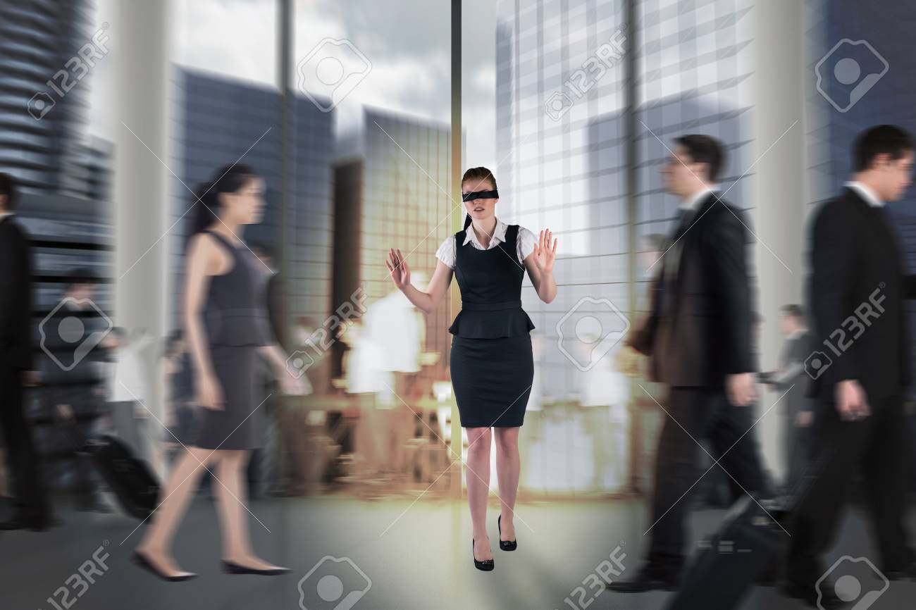 群衆の中を歩いて目隠しの赤毛の女性実業家の合成画像 の写真素材 画像素材 Image