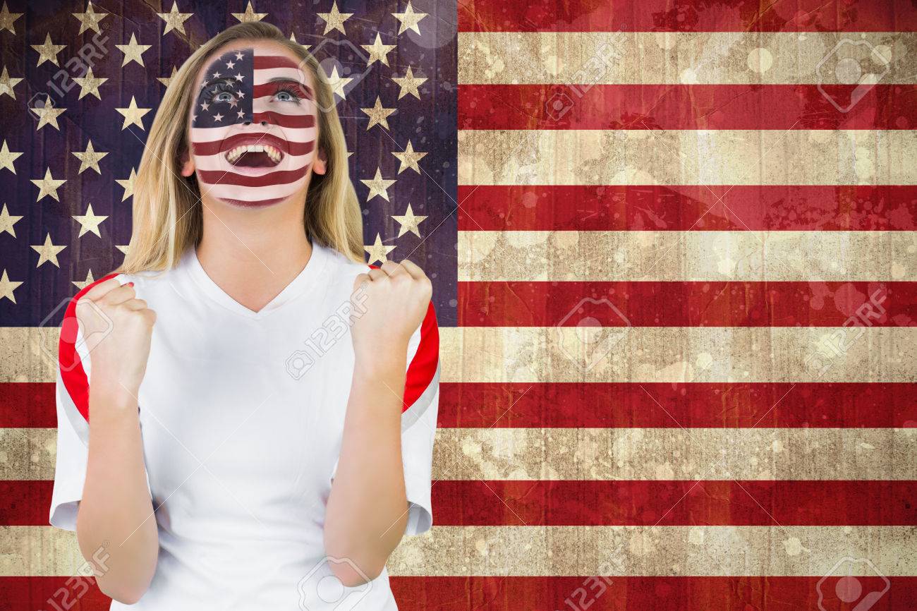 グランジ効果のアメリカ国旗に対して応援米国フェイス ペイントで興奮しているファン の写真素材 画像素材 Image
