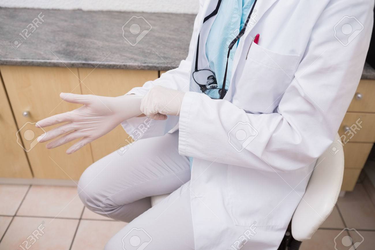 歯医者歯科医院で手術用手袋を引っ張って の写真素材 画像素材 Image