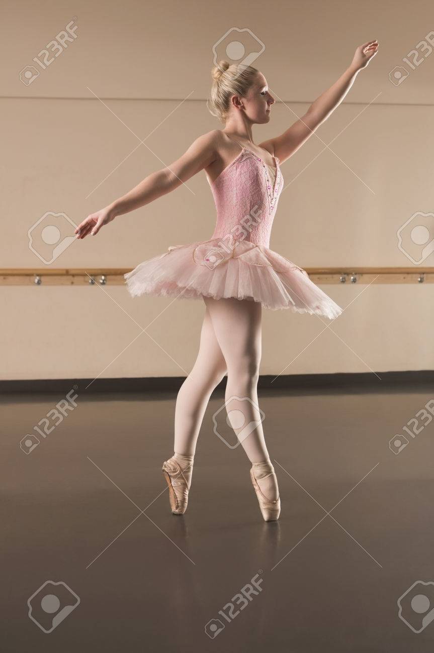 Schone Ballerina Tanzen Auf Spitze Im Tanzstudio Lizenzfreie Fotos Bilder Und Stock Fotografie Image