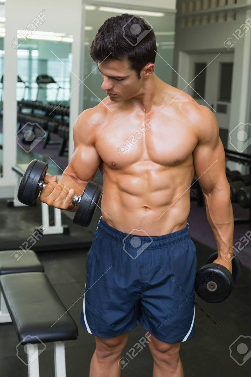 Torse Nu Jeune Homme Muscle Exercice Avec Des Halteres Dans Une Salle De Sport Banque D Images Et Photos Libres De Droits Image 30952584
