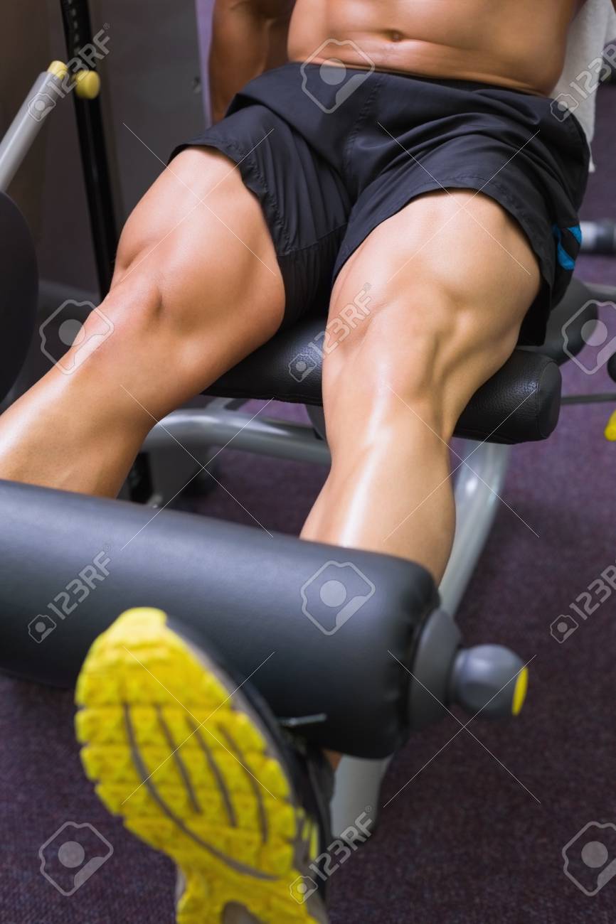 Immagini Stock - Close Up Metà Sezione Di Uomo Muscoloso Facendo Un  Allenamento Per Le Gambe In Palestra. Image 30952980