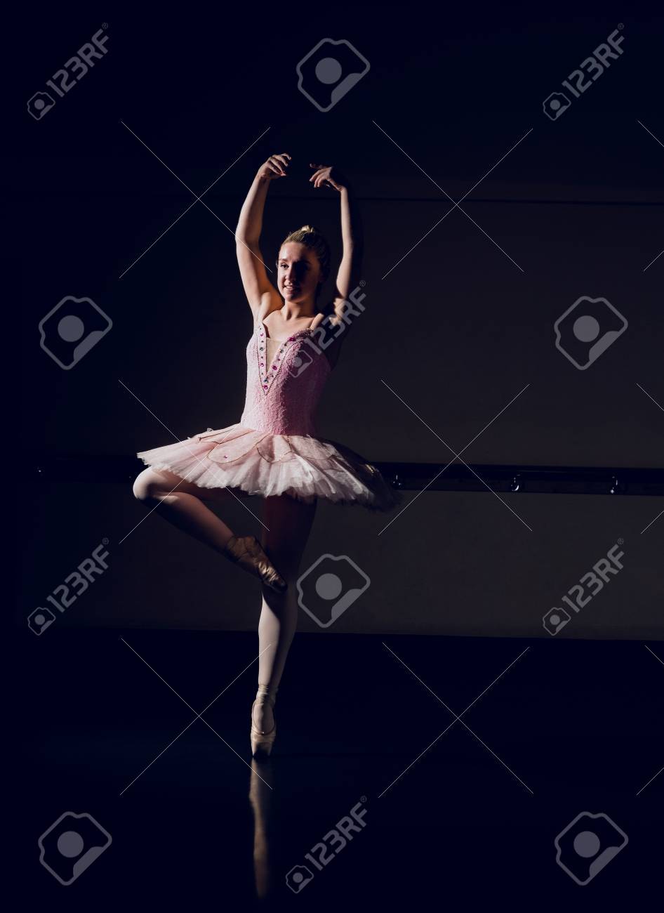 Schone Ballerina Tanzen Auf Spitze Im Tanzstudio Lizenzfreie Fotos Bilder Und Stock Fotografie Image