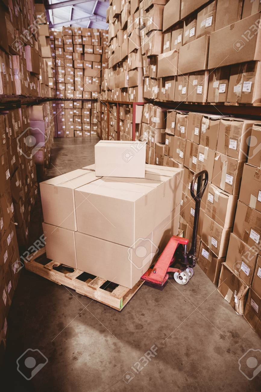La Compra Almacenamiento En El Suelo Con Cajas En Almacén Fotos, Imágenes Y Fotografía De Archivo Libres De Image 31882303.