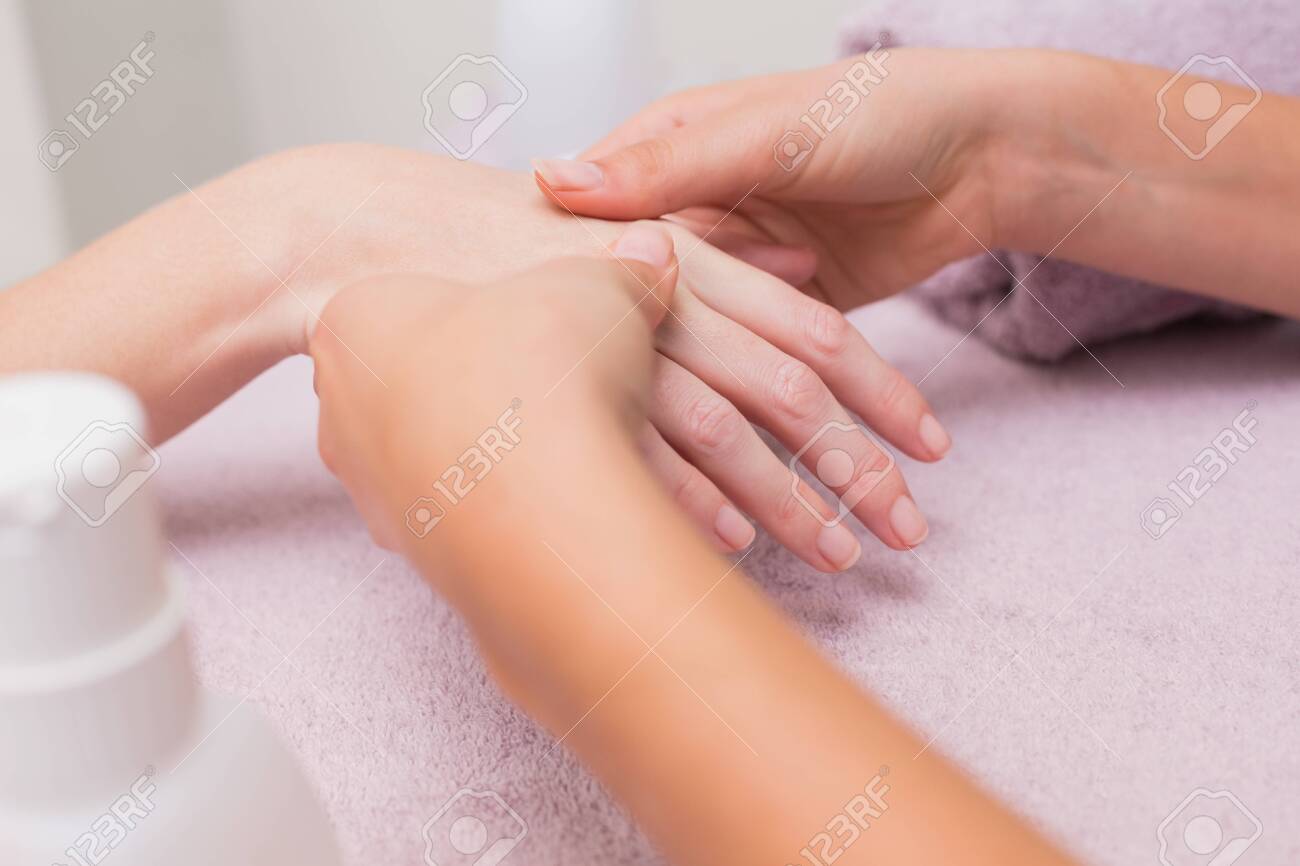 Femme Recevant Un Massage Des Mains Au Salon De Beaute Banque D Images Et Photos Libres De Droits Image 31895122