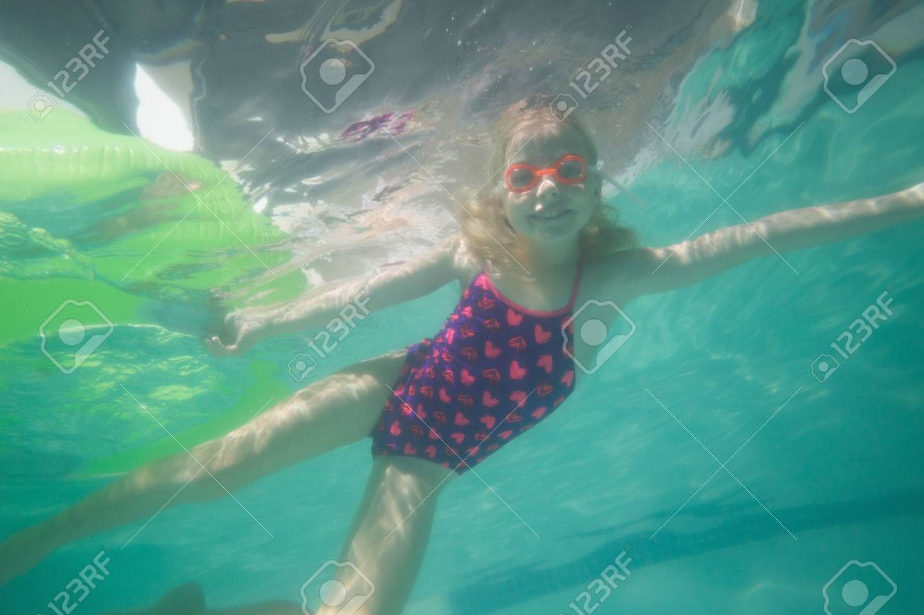 レジャー センターでプールで水中ポーズのかわいい子供 の写真素材 画像素材 Image