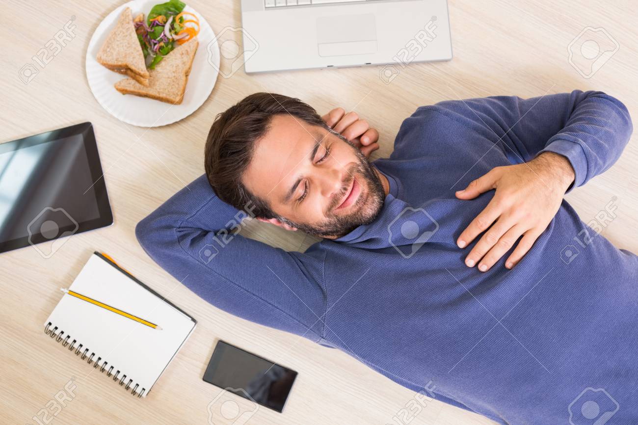 仰向けになって床のリビング ルームで彼のものを自宅に囲まれた幸せな男 の写真素材 画像素材 Image 仰向けになって床のリビング ルームで彼のものを自宅に囲まれた幸せな男 の写真素材 画像素材 Image