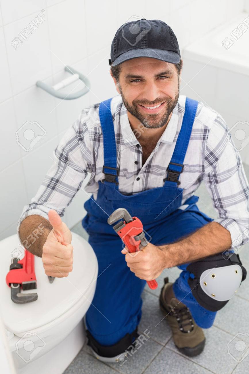 Plumber Lächelnd In Die Kamera Im Badezimmer Lizenzfreie Fotos ... Plumber Lächelnd In Die Kamera Im Badezimmer Lizenzfreie Fotos ...