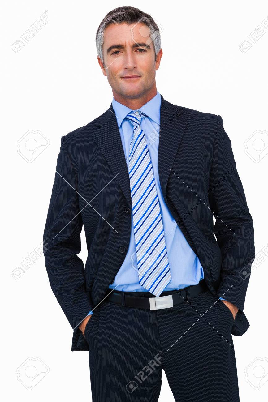 白い背景にポーズをとってポケットに手でスーツのビジネスマンを笑顔 の写真素材 画像素材 Image