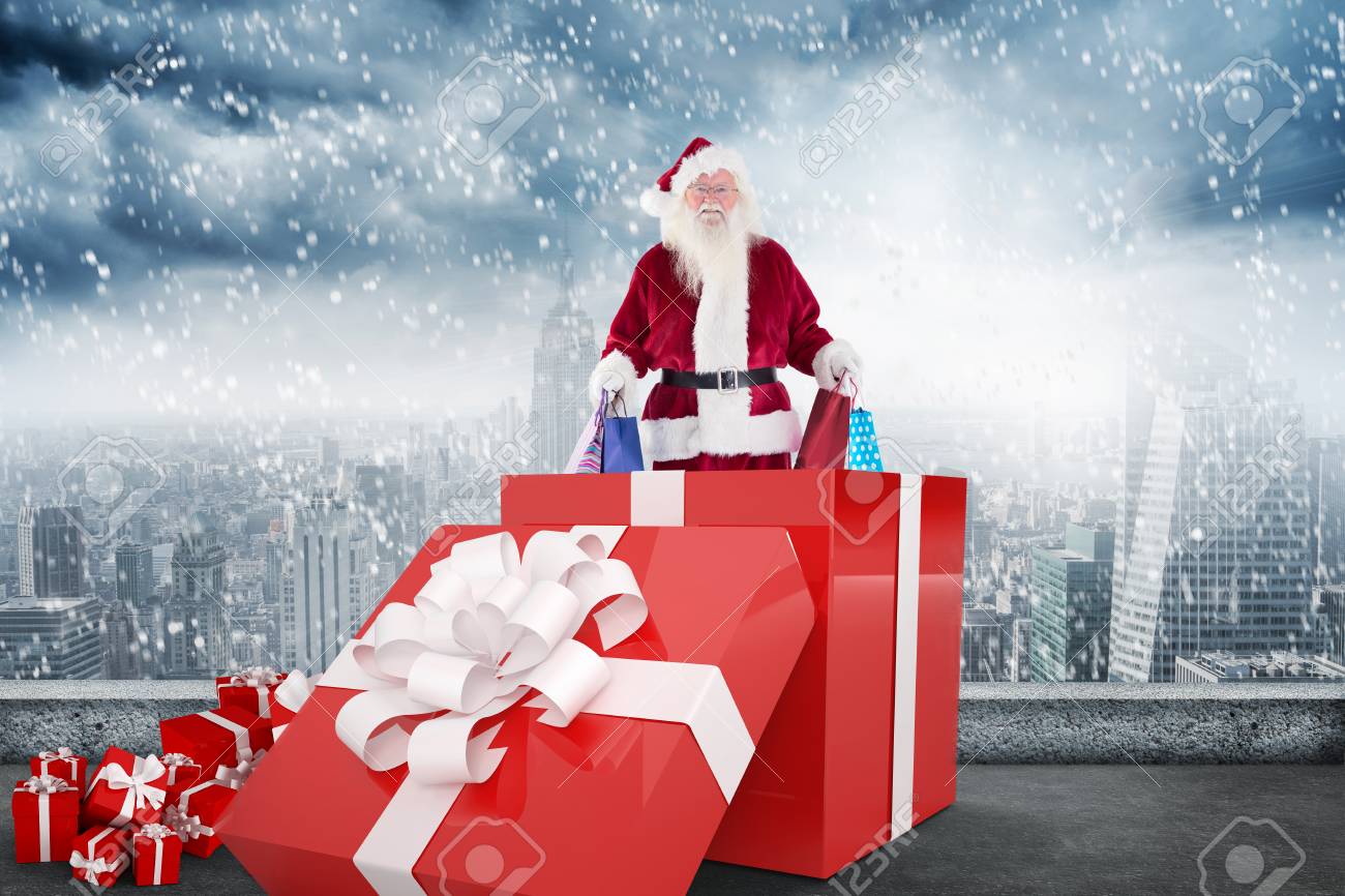 Immagini Contro Il Natale.Immagini Stock Natale In Piedi In Gran Regalo Contro Balcone Con Vista Citta Image 35896219
