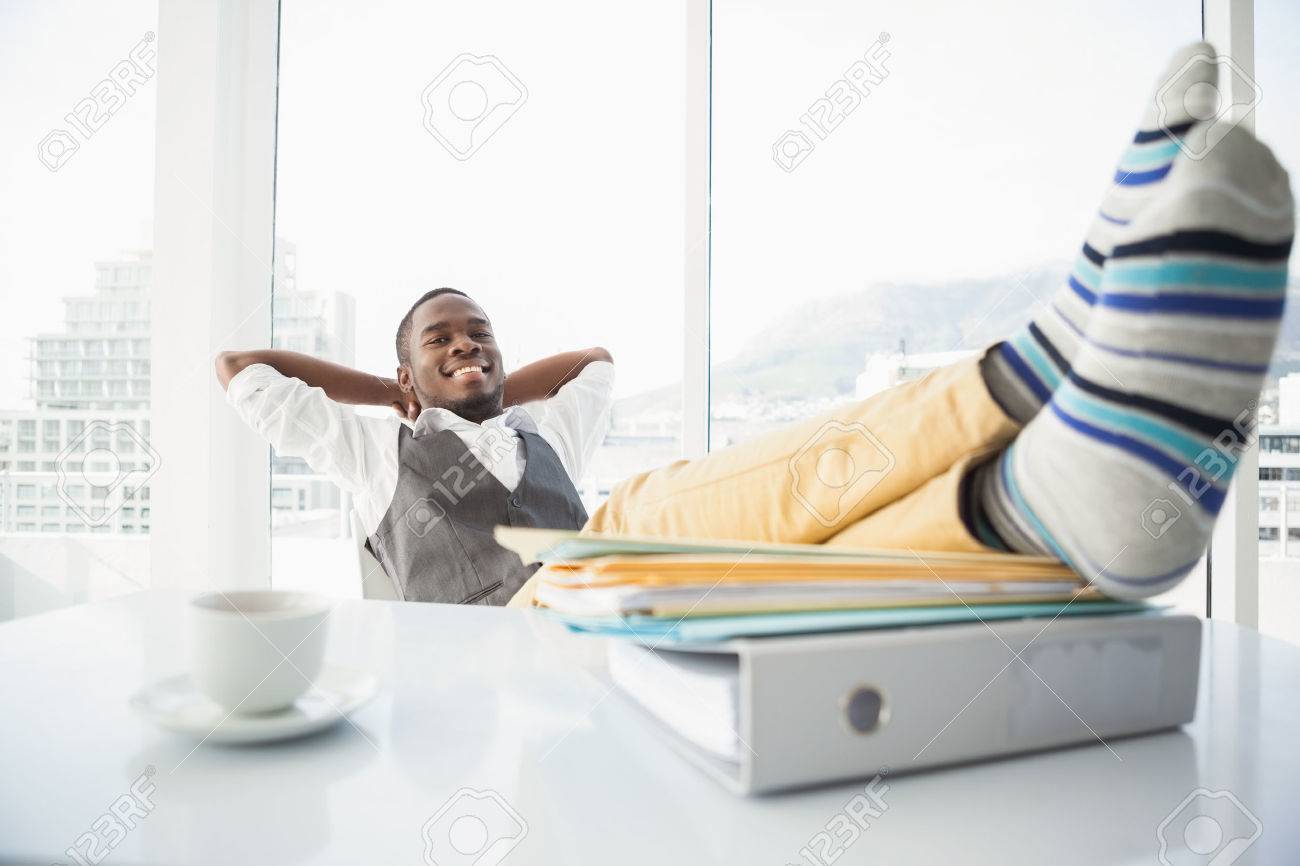 Pieds Sur Le Bureau : D affaires décontractée assis dans son fauteuil les pieds dans