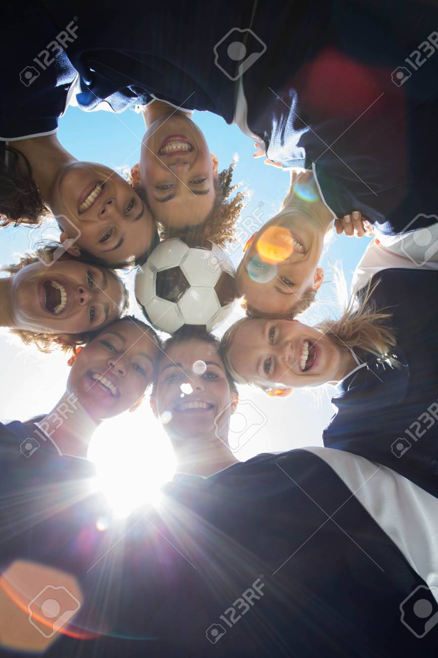 晴れた日にカメラで笑顔の可愛いサッカー選手 の写真素材 画像素材 Image 晴れた日にカメラで笑顔の可愛いサッカー選手 の写真素材 画像素材 Image