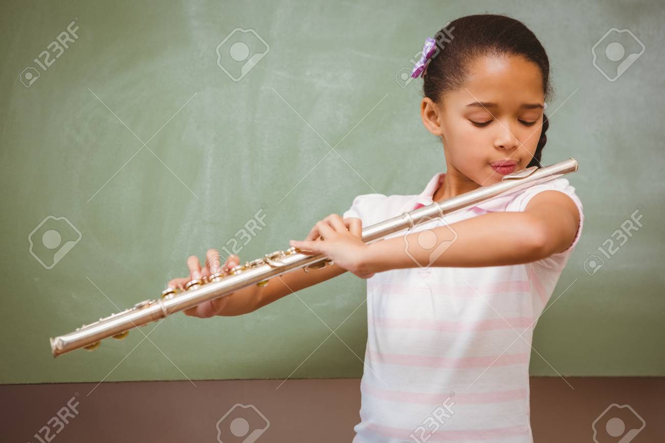 フルート教室でかわいい女の子の肖像画 の写真素材 画像素材 Image